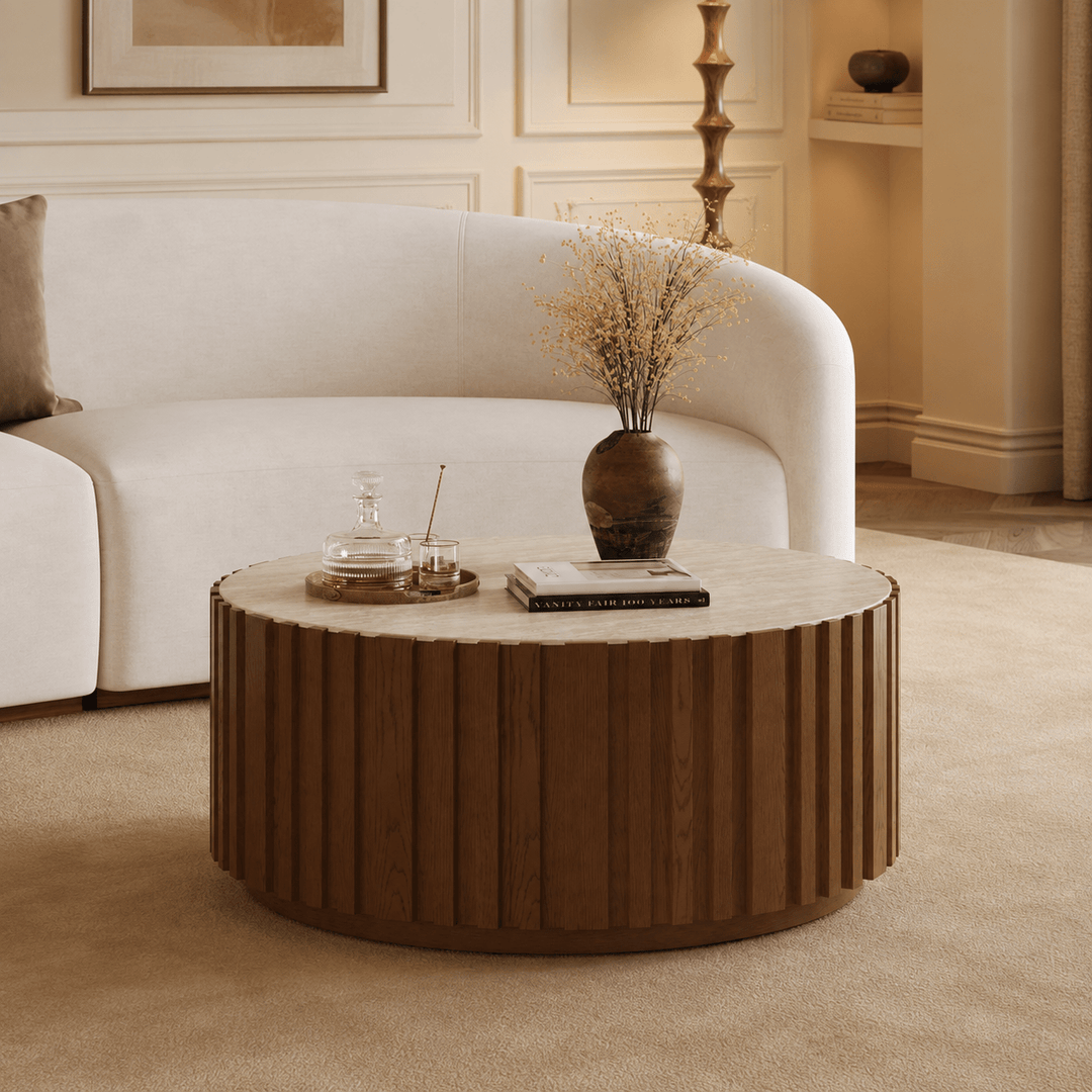 Table basse ronde Aura 35" en bois de frêne à lattes avec plateau en pierre frittée brown - AMIRELLI