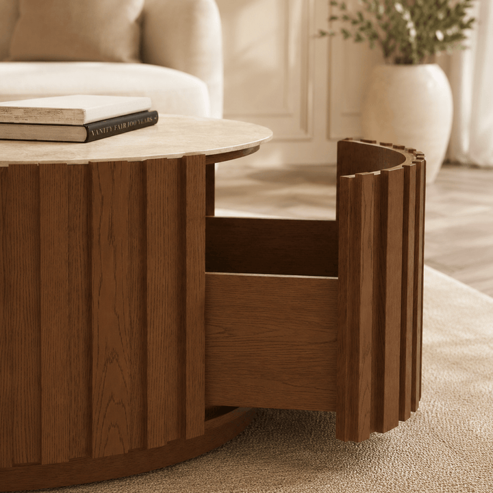 Table basse ronde Aura 35" en bois de frêne à lattes avec plateau en pierre frittée brown - AMIRELLI